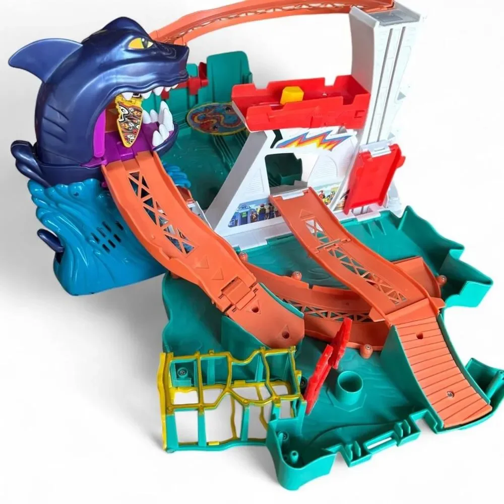 Hot Wheels SharkBite Bay race car stunt track by Mattel